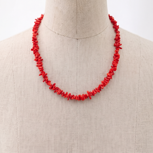CORA — collier en corail présenté sur un buste en lin
