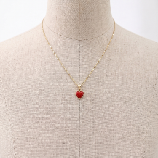 CORALIA — collier pendentif en corail présenté sur un buste en lin