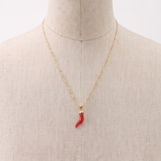 PALMIS — pendentif en corail présenté sur un buste en lin