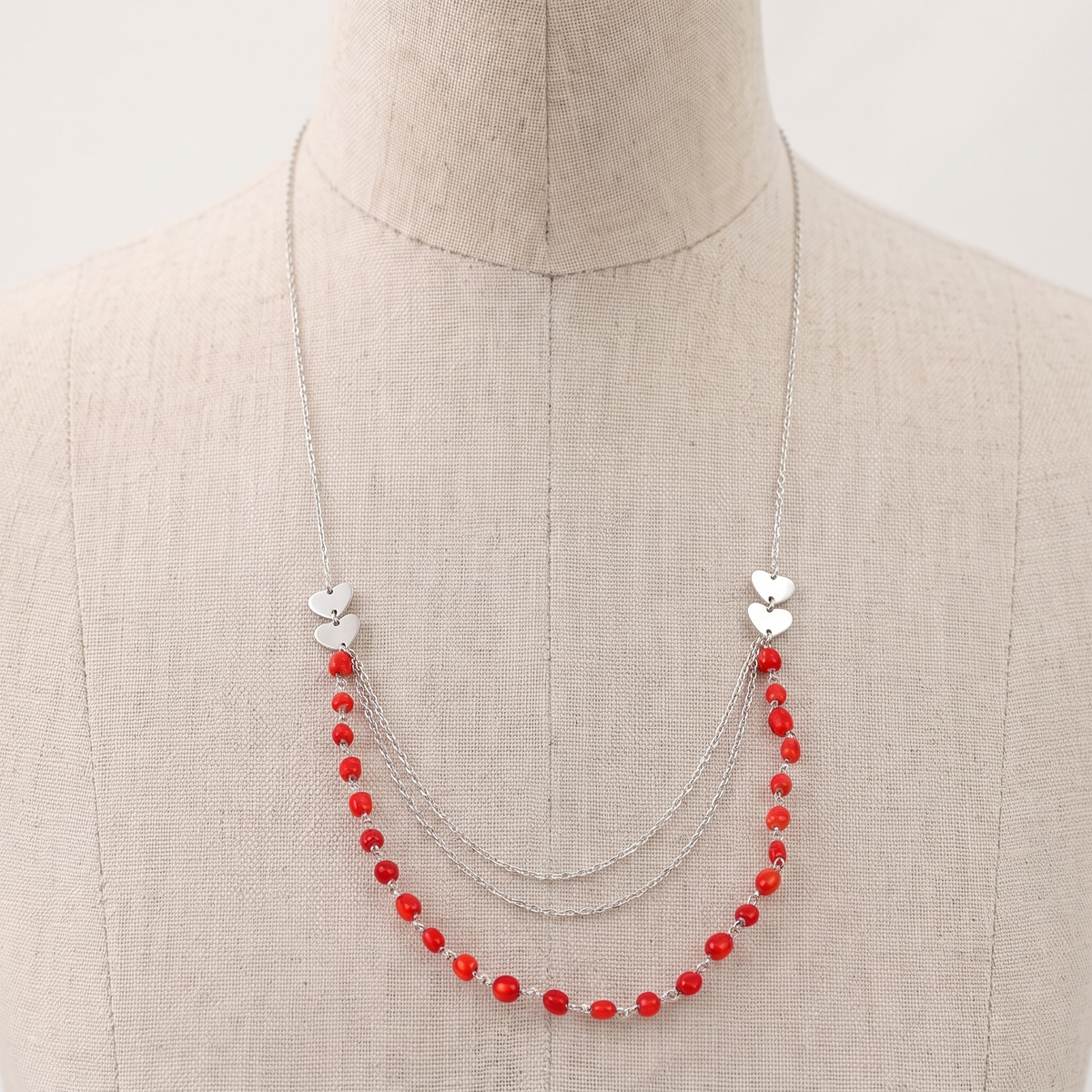 ÉROS — collier en corail présenté sur un buste en lin