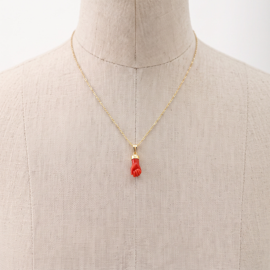 XERI — pendentif en corail présenté sur un buste en lin