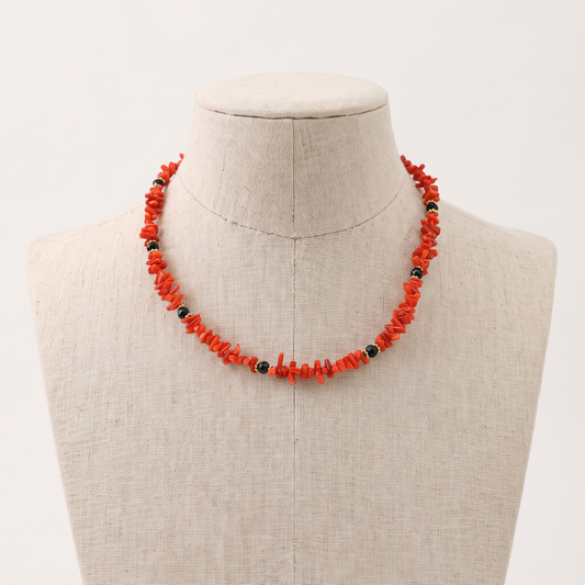 RHODÉE — collier en corail présenté sur un buste en lin