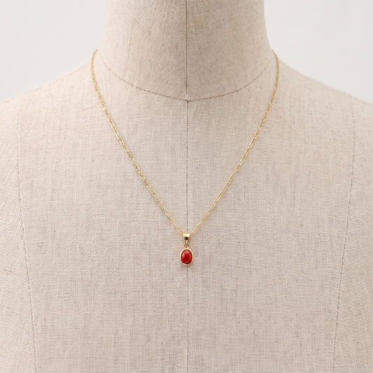 EALARA — collier pendentif en corail présenté sur un buste en lin