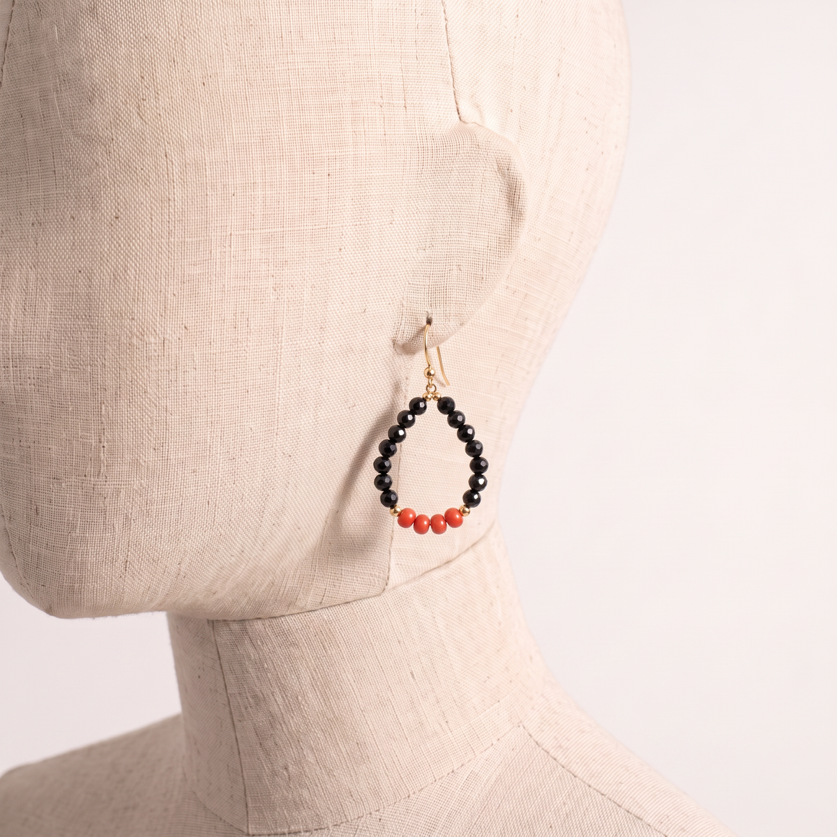 ÉLOISE — boucles d'oreilles en corail présentées sur une oreille en lin
