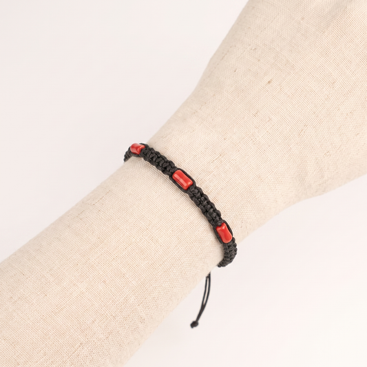 DORION — bracelet en corail homme sur un présentoir poignet en lin