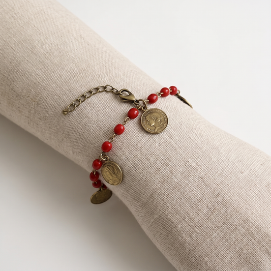 LYRA — bracelet en corail sur un présentoir poignet en lin