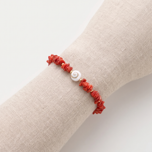 LUNARA — bracelet en corail sur un présentoir poignet en lin