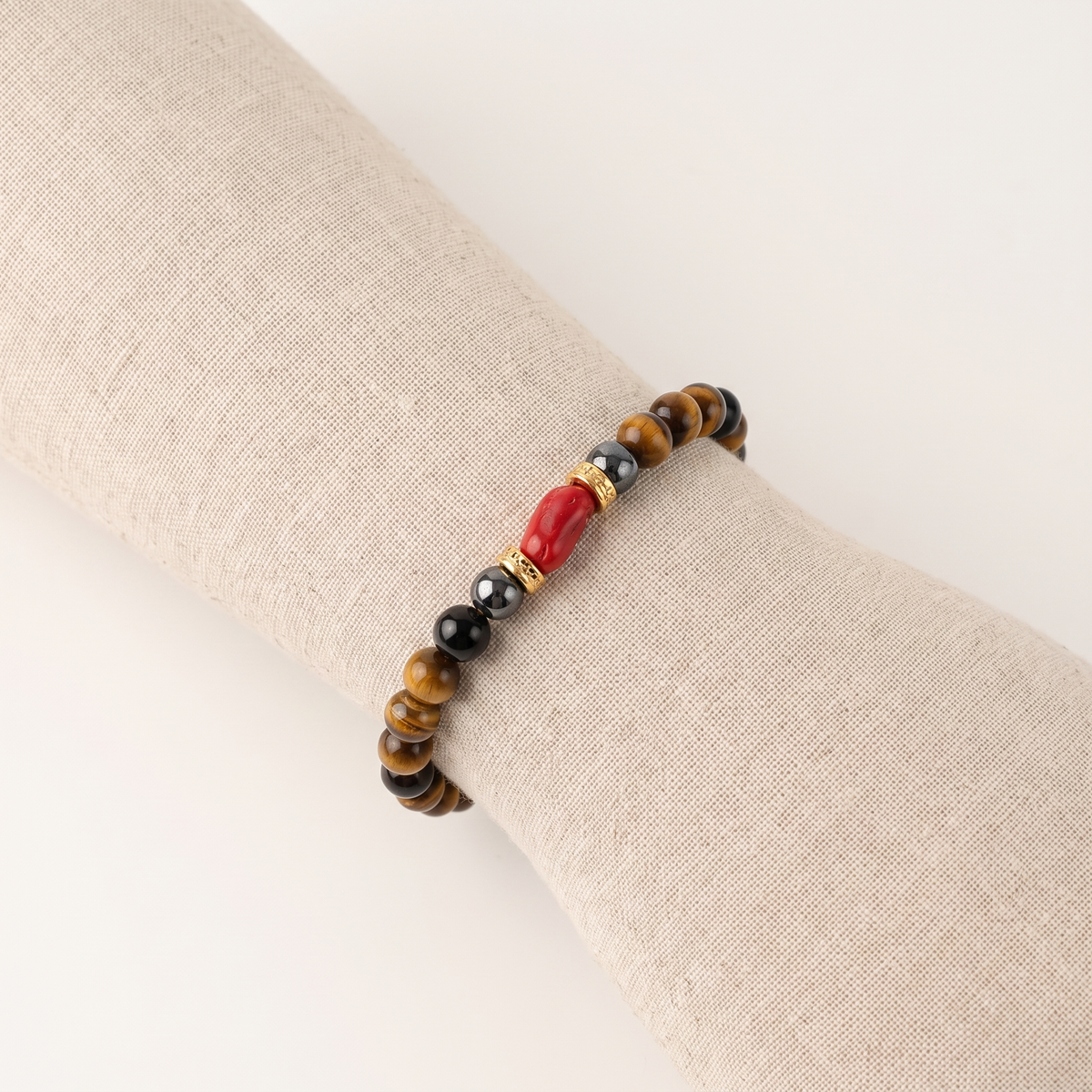 ATLAS — bracelet en corail homme sur un présentoir poignet en lin