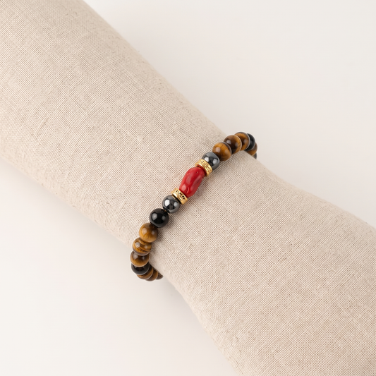 ATLAS — bracelet en corail homme sur un présentoir poignet en lin