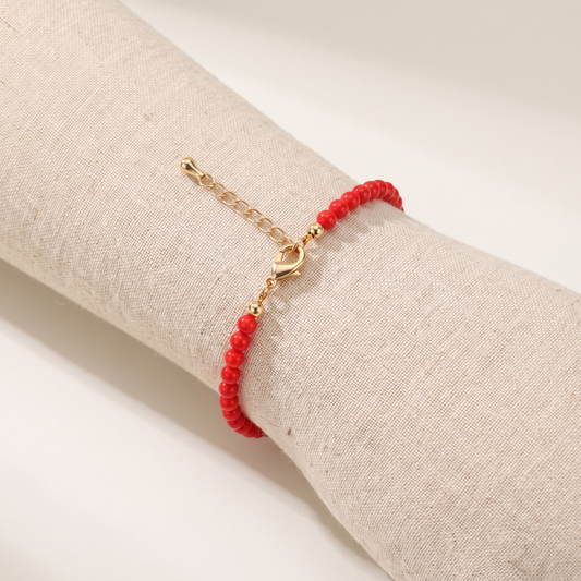 NÉRÉE — bracelet en corail sur un présentoir poignet en lin