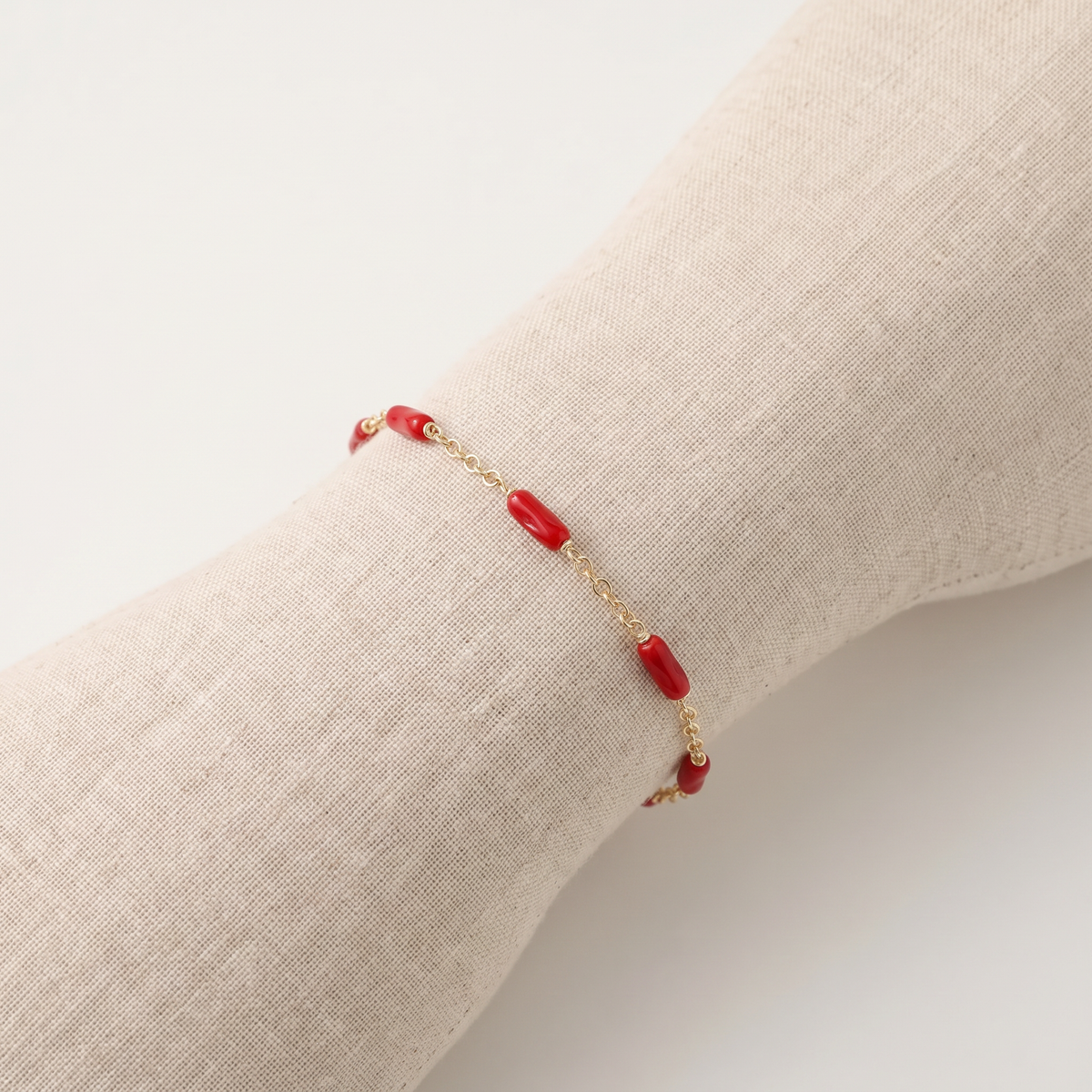 EPHYRA — bracelet en corail sur un présentoir poignet en lin