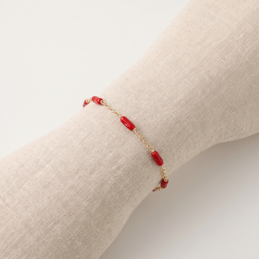 EPHYRA — bracelet en corail sur un présentoir poignet en lin