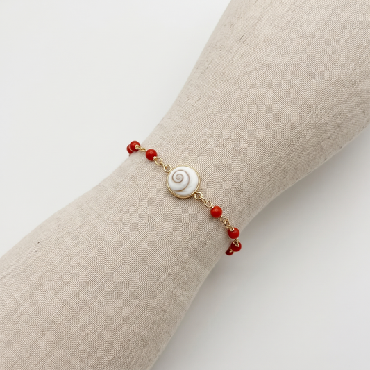 AZURA — bracelet en corail sur un présentoir poignet en lin