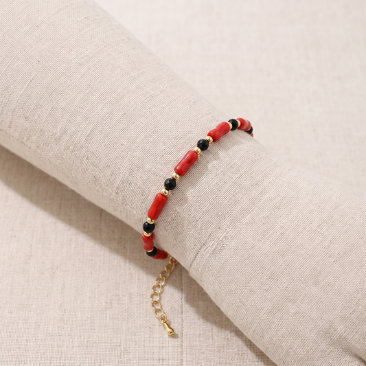 ASTERIA — bracelet en corail sur un présentoir poignet en lin
