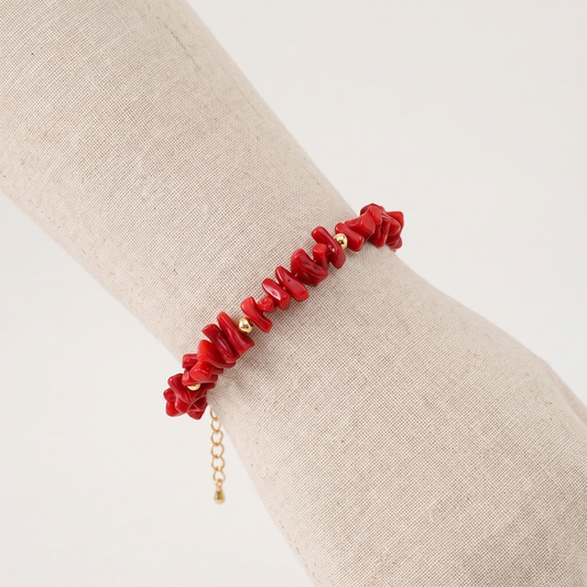 SYRENA — bracelet en corail sur un présentoir poignet en lin