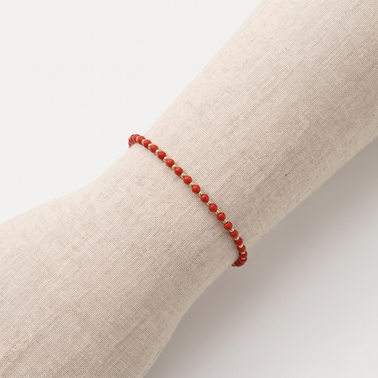 ORIONA — bracelet en corail sur un présentoir poignet en lin