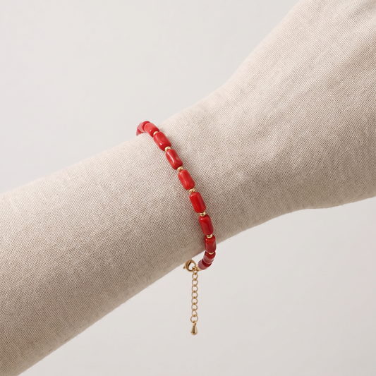 PONTOS — bracelet en corail sur un présentoir poignet en lin
