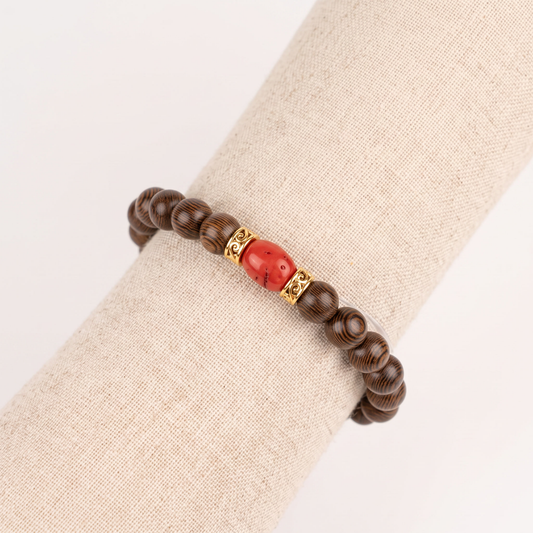 OKEOS — bracelet en corail homme sur un présentoir poignet en lin