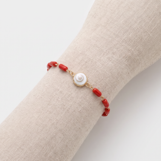 VEGA — bracelet en corail sur un présentoir poignet en lin