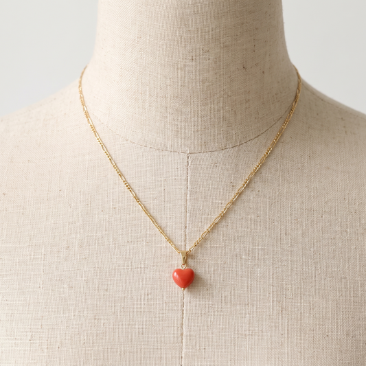 KARDIA — collier pendentif cœur en corail présenté sur un buste en lin