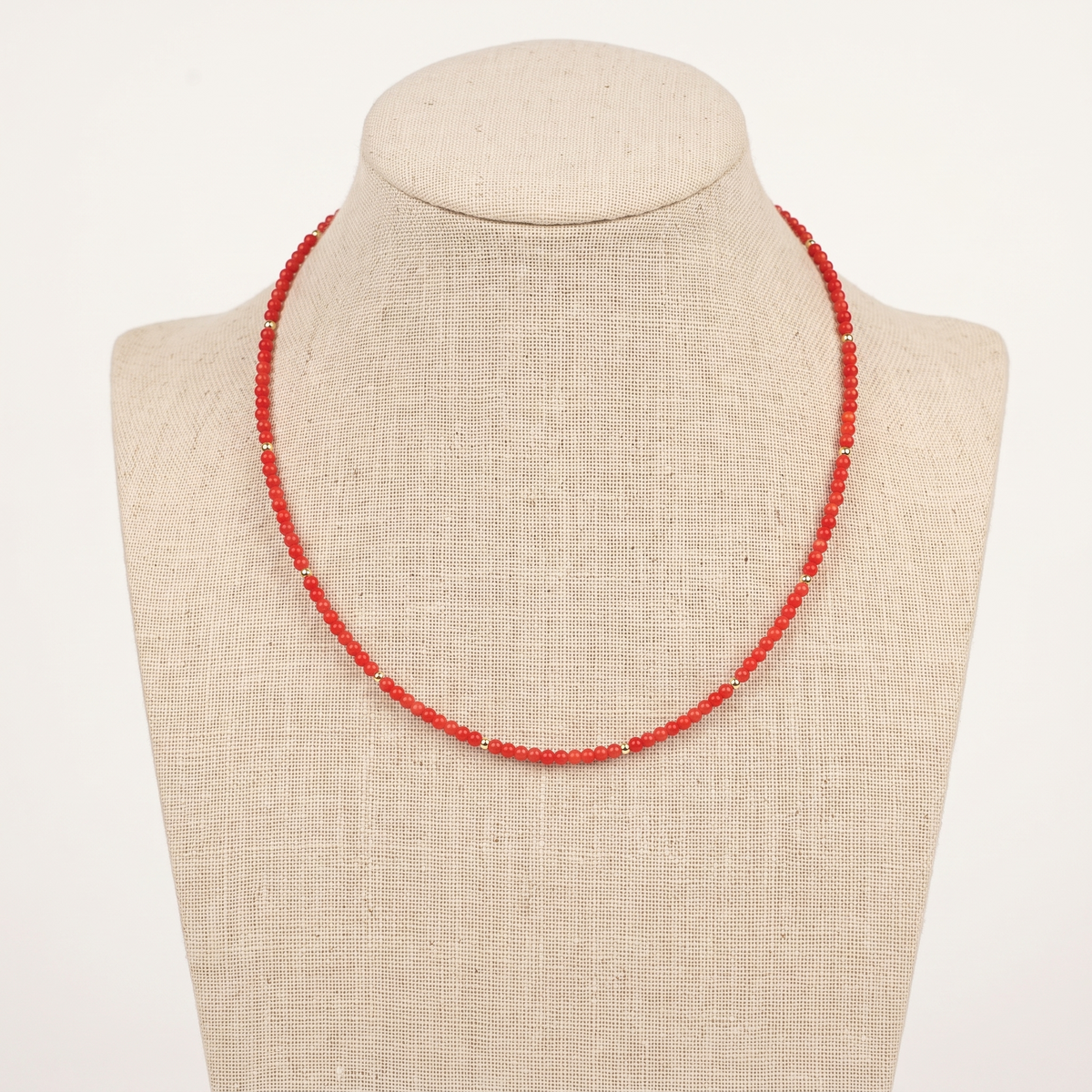 AZERA — collier en corail présenté sur un buste en lin