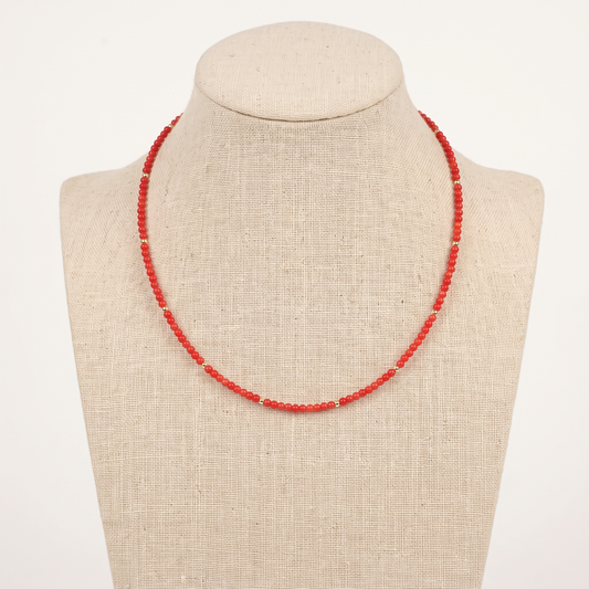 AZERA — collier en corail présenté sur un buste en lin
